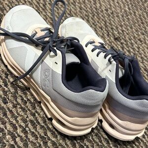 On cloud cloudrunner sneakers. Beautiful color
